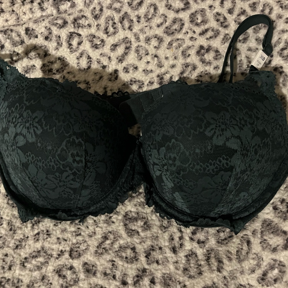 Dark green, floral lace push up bra 
Size (36 D)